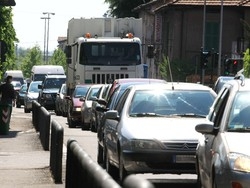 Via Peschiera bloccataVarese si mette in coda