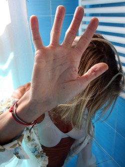 Sequestrata e picchiata dall’exSalvata dai vicini, lui in manette