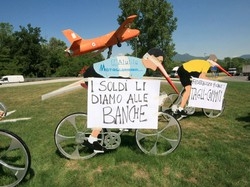 Varese, ai ciclisti padanispunta il naso di Pinocchio