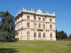L’hotel di Biumo ora si restringe