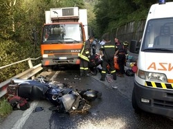 Si schianta contro una SmartMuore motociclista di Busto