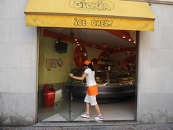 Varese, banda del flessibileSvaligiata gelateria in centro