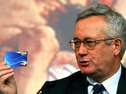 Social card con beffaI soldi sono congelati