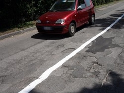Busto spende mille euroogni giorno per le buche