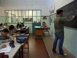 Tagli nelle scuole medieA casa 127 docenti precari