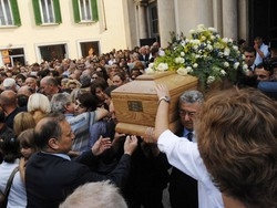Migliaia a San Vittoreper l’addio ai ragazzi