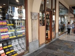 Vetrina rotta e furtoAncora ladri in centro