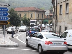 Asfalti sulla BrianteaTuristi e auto in coda