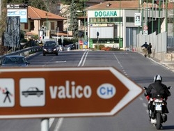 Ticino, Bignasca choc:"Taglieremo i frontalieri"