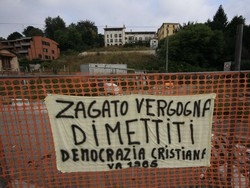 Varese, autosilo fantasmaStriscioni anti-Zagatto