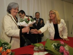 Le donne con la Bindi<Silvio, che bassezza>