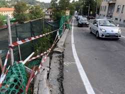 Auto va fuori stradaGravi due ventenni