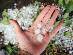 Varese, dopo la grandine lista d’attesa dal carrozziere