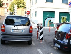 Archetti mangia-posteggiA Biumo residenti in rivolta