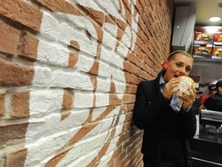 Varese, coda in stradaper un hamburger