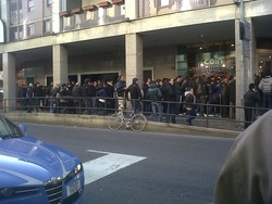 Un piumino Napapijri a 10 euro Proteste e&nbsp;code al Coin di Varese