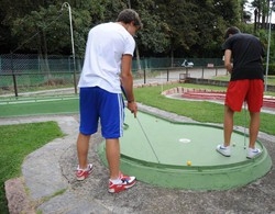 «A fine mese me ne vado
Non fate morire il minigolf»