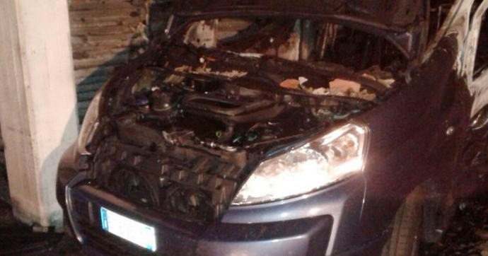 A fuoco un furgoncino all’autosilo