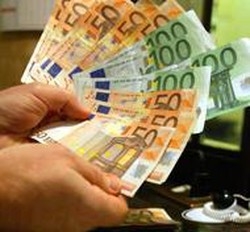 Aggiunge uno zero in più
E tenta la truffa alla banca