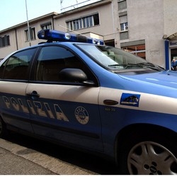 Aggredisce una donna
Poi si mette a fare pipì