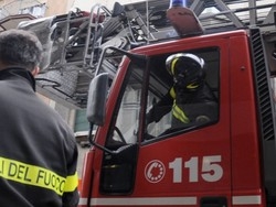 Anziano va sul tetto e cade
Lo salvano i vigili del fuoco