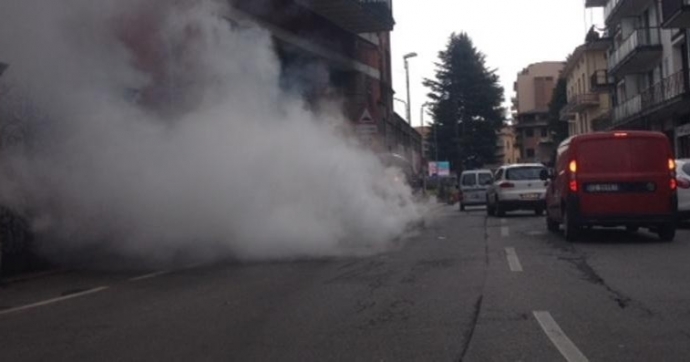 Auto in panne in centro Varese
Il fumo invade via Bizzozero
