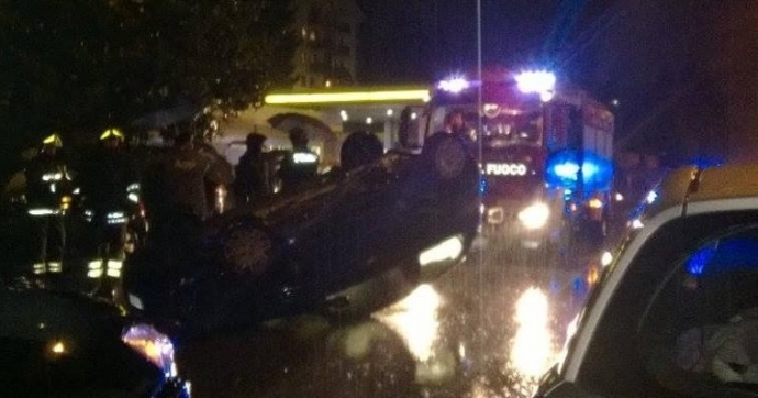 Auto ribaltata e traffico in tilt in via Crispi