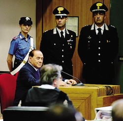 Berlusconi a Napoli
«Toghe irresponsabili»