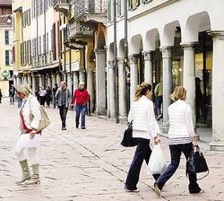 “Blitz del latte” in pieno centro
Vetrine imbrattate: è un giallo