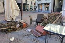 Brandelli di eternit nel cielo
E le lastre atterrano in Corso