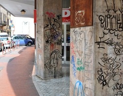 Bulletti e vandali a lezione
La punizione? Pulire i graffiti