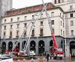 Cade una gru di 60 metri
in piazza  Monte Grappa