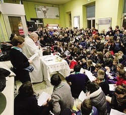 Caos per la messa dei clochard
Natale in stazione ma per pochi