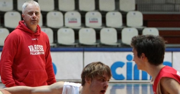 «Cari genitori, ora basta insulti»
O la pallacanestro vi dà la multa