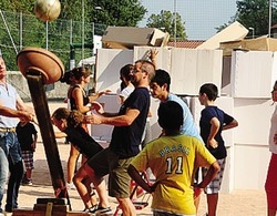 Catapulte umane e “bruscitt”
Il Brentino infiamma l’oratorio