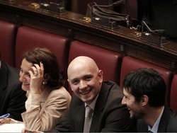 «C’è puzza di m…. allucinante»
Il grillino Petraroli spara sull’Aula