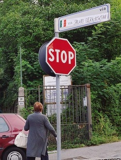 C’è una strada tutta per Silvio
Blitz a Varese con polemiche