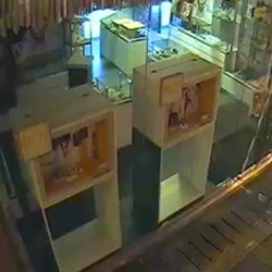 Centro imbrattato con il latte
Si segue la pista dei “ragazzotti”