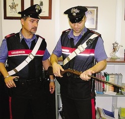 Choc a due passi dal centro città
Dietro al cassonetto c’è un fucile
