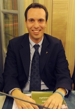 Cosentino “sfida” Forza Italia
Con la giacca firmata Ronzulli