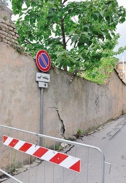 Crepa, calcinacci e strada chiusa
E l’ex caserma finisce in Regione