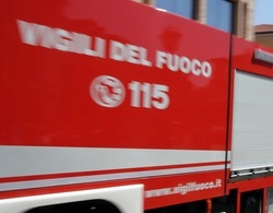 Dimentica il bimbo in auto
Lo salvano i Vigili del Fuoco