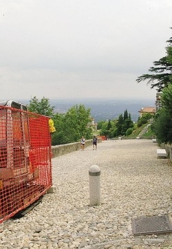 Donna sta male, ambulanza bloccata
Bufera sulla sicurezza al Sacro Monte