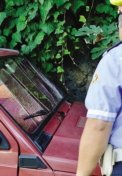 Ennesimo blitz notturno
Devastata un’altra auto
I residenti: «Tutelateci»