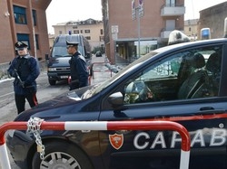 Ferito entra in un negozio
«Mi hanno accoltellato»