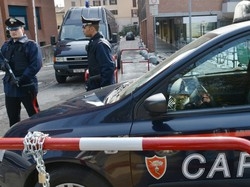 Finge di comprare i regali
E tenta di filarsela senza pagare