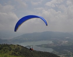 Follia col parapendio 
Si schiantano in due