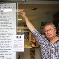 Fotografo con elogio funebre
«Qui il cimitero dei negozi»