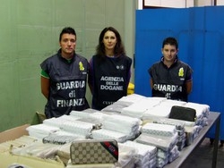 Blitz della Gdf a Malpensa Sequestrati abiti contraffatti