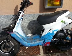Gimcana in piazza Repubblica
Finisce sulle giostre con lo scooter